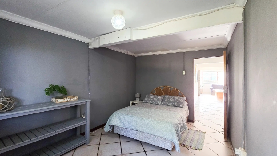 6 Bedroom Property for Sale in Cove Rock Eastern Cape